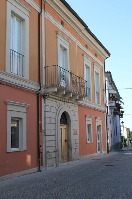 Palazzo Croce venendo dalla piazza