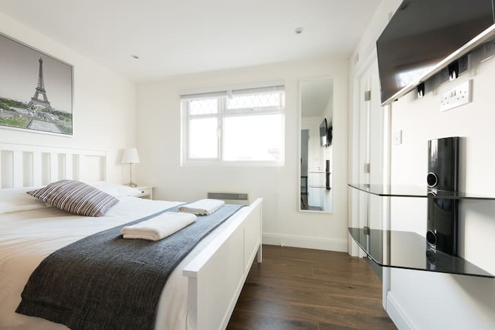 Rental unit in Edgware · ★4.57 · 1 bedroom · 2 beds · 1 bath