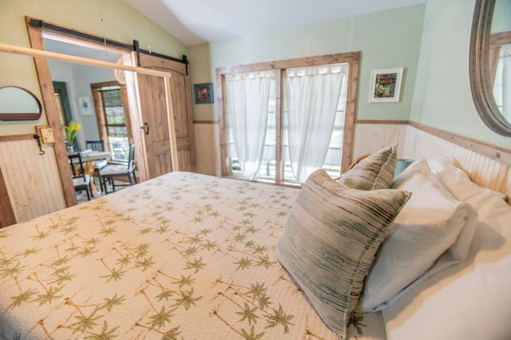 巴厘岛小木屋3号卧室配有标准双人床和套房半浴室