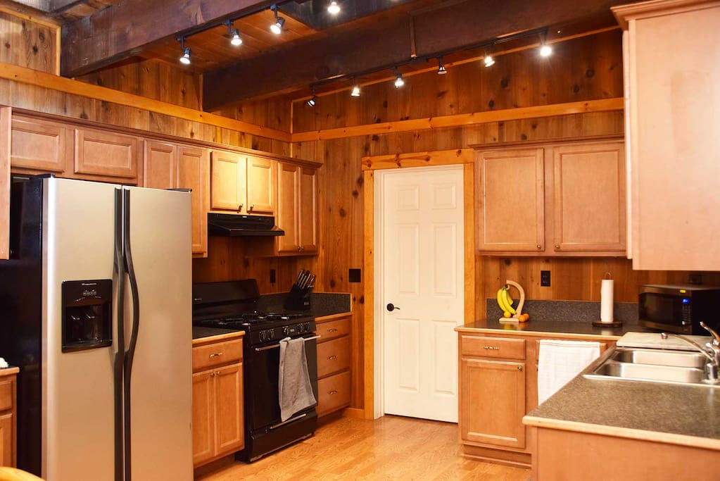 Any chef will love cooking at our gas stove with our fully equipped kitchen with oven toaster, Keurig, Refrigerator, dish washer, microwave, etc. During daytime, skylight lights up the whole room!