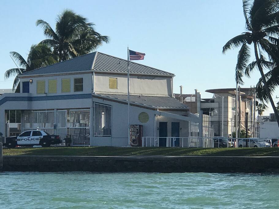Located near a boat ramp and marine police station. Enter and exit with paddle boards kayacks and tender. 20 minute tender parking for shopping or dining.