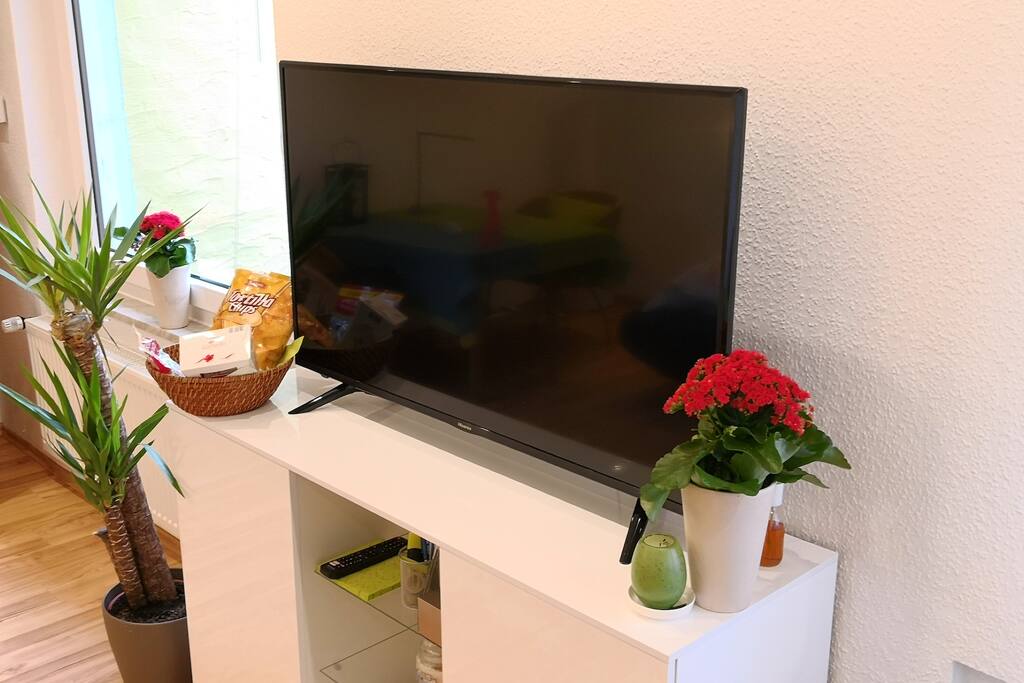 Großer Fernseher mit Smart-TV-Funktionalität