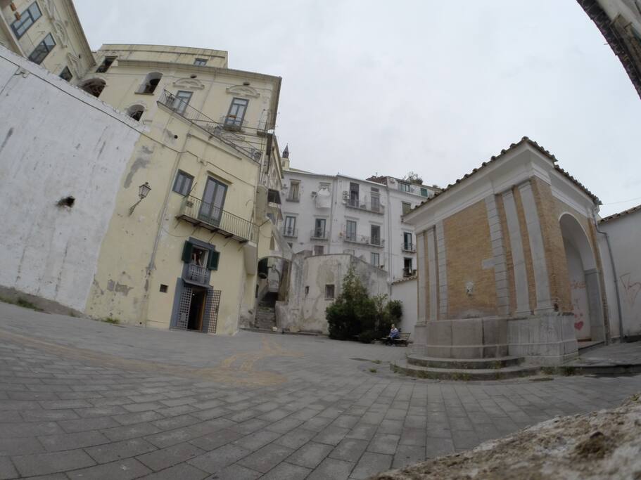 Veduta dell'appartamento e di Largo Montone