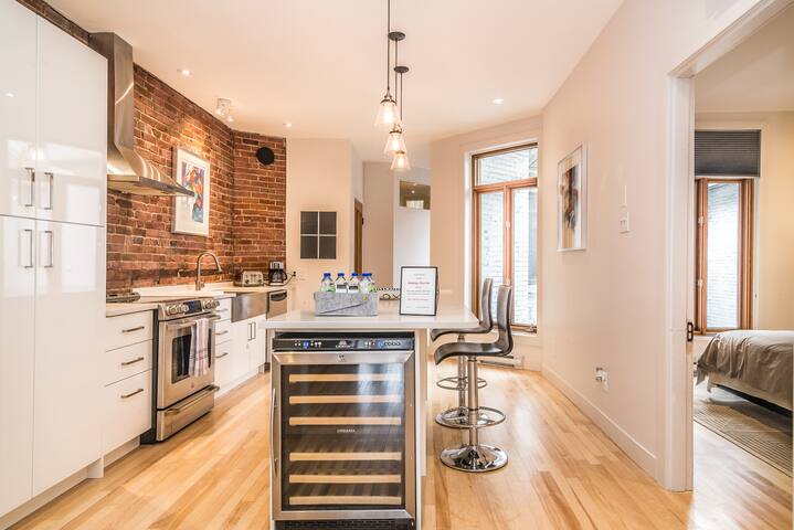 Chic home in heart of Plateau with rooftop deck gallery image 2