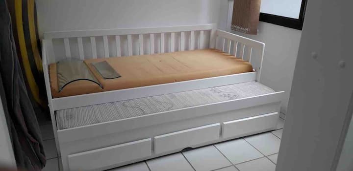 מיטת יחיד עם מיטה נפתחת