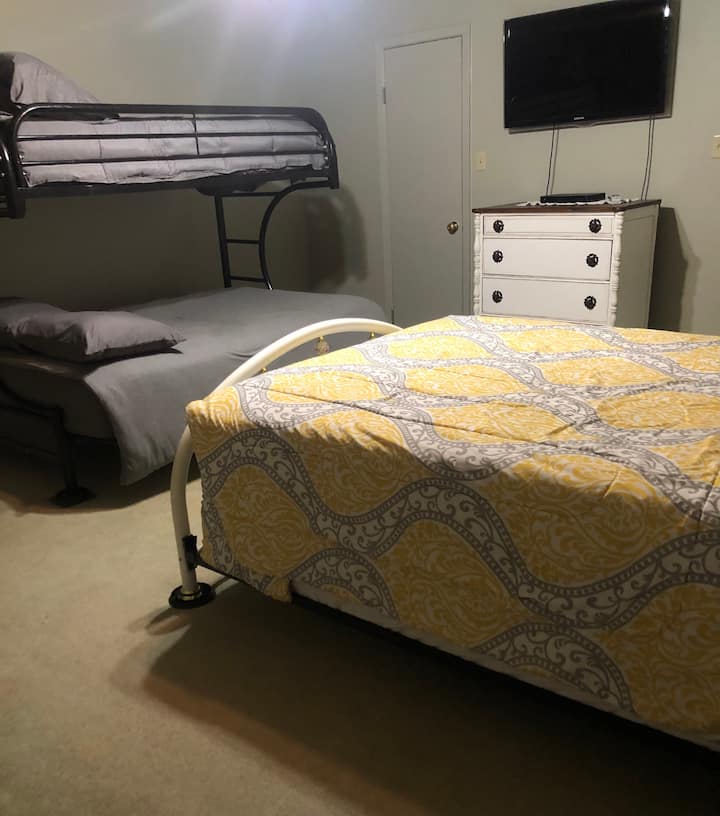 Ზემოთ საძინებელი Queen, ორსართულიანი საწოლი სრული და Twin ტელევიზორით 