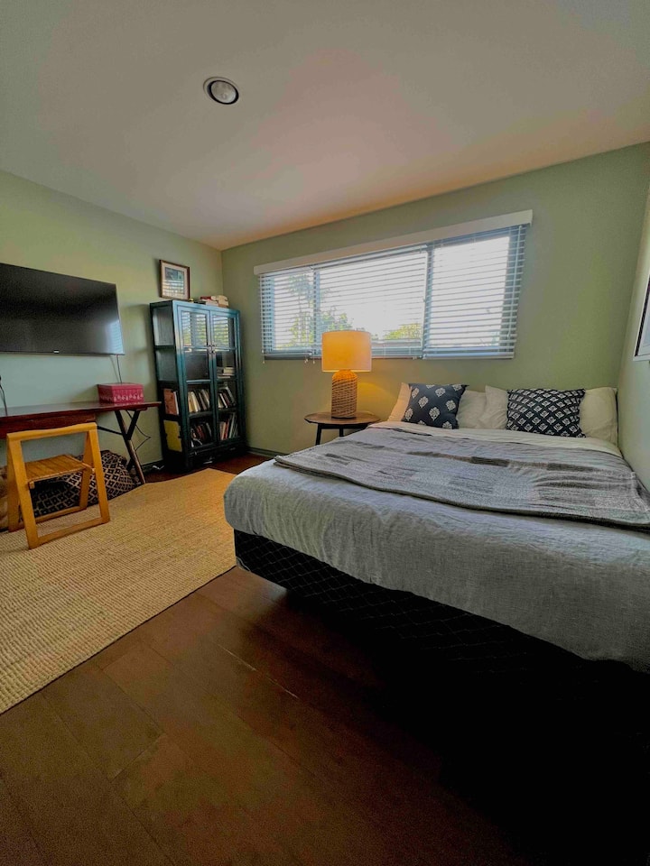 4 - та спалня - с двойно легло, бюро и телевизор с всички телевизионни канали, Netflix, Disney… 