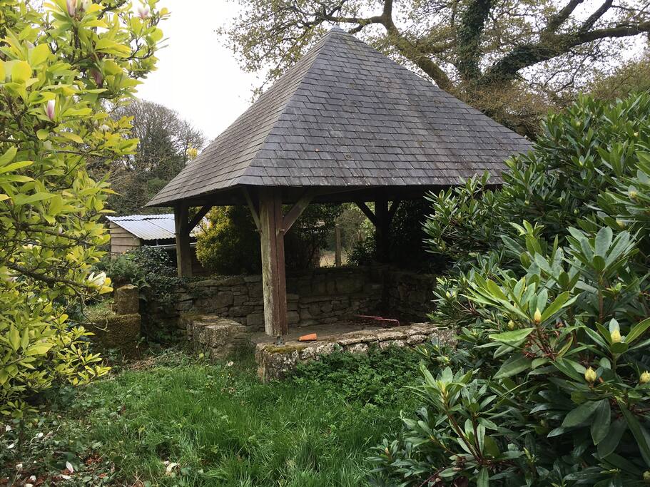 kiosque avec barbecue, salon de jardin