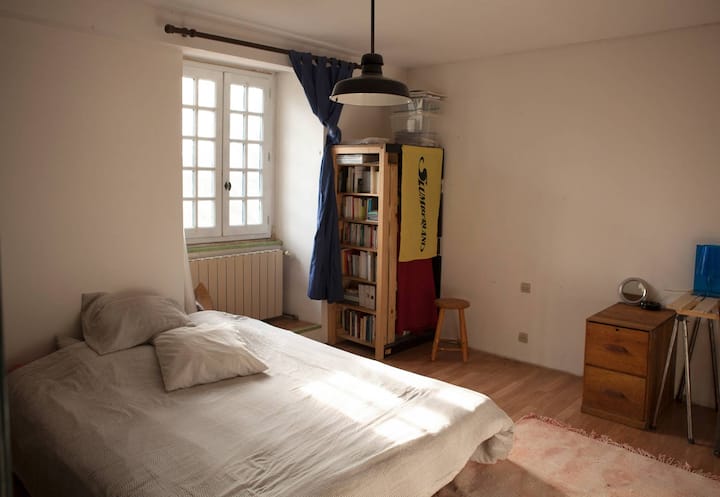 Spavaća soba s bračnim krevetom