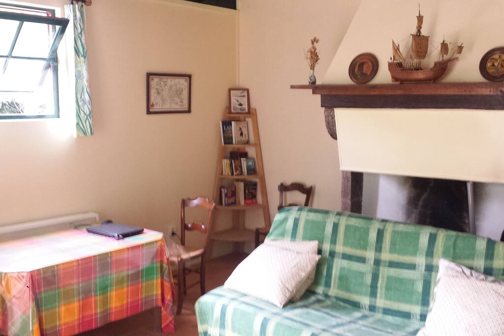 le salon vu de la porte d'entrée