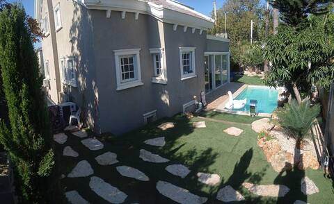 Villa Montano with heated pool and hot tub downtown