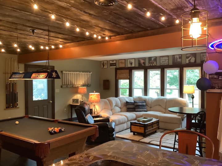 Chumba kingi cha kupumzika na kubarizi kwenye kiwango cha chini.