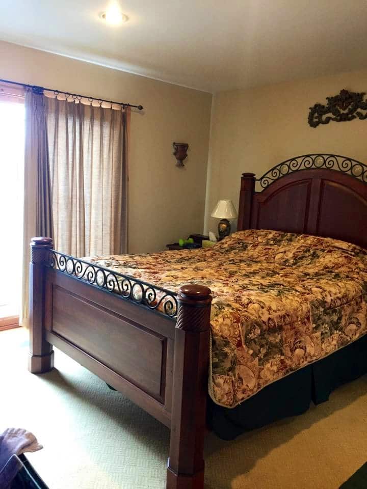 Მთავარი სართული საწოლი ოთახი en suite ერთად დედოფალი საწოლი, სრული აბაზანა უფლება off ოთახი. Მოცურების კარი მივყავართ მხარეს deck. ფეხით კარადა 