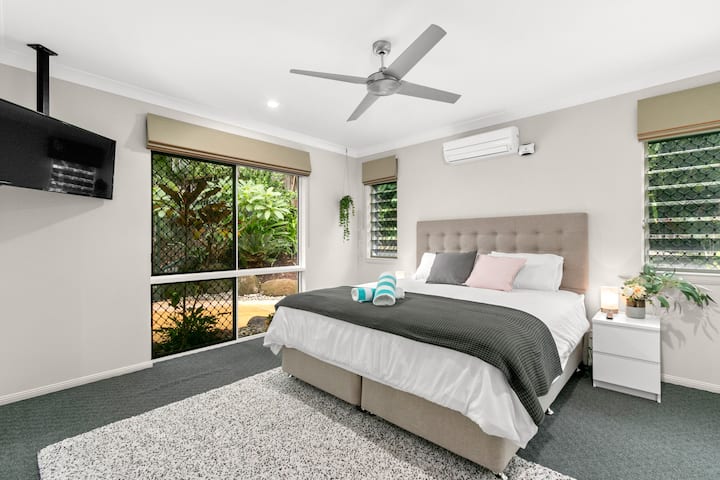 Chumba kikuu cha kulala chenye Kitanda aina ya King, ensuite na choo tofauti