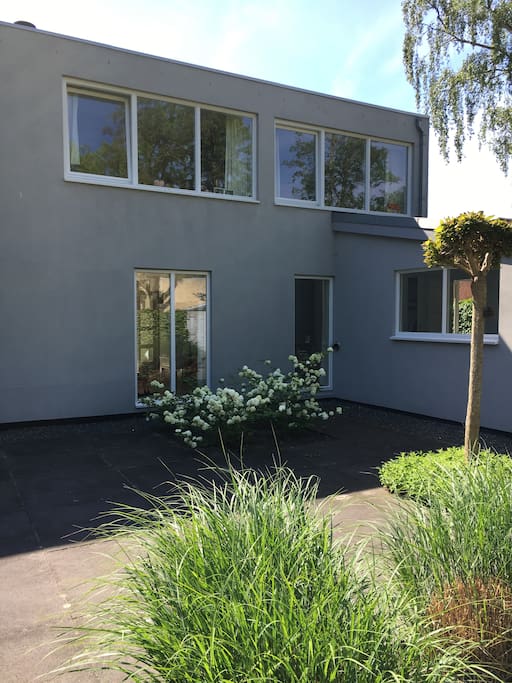 De achterkant van het huis met bijkeuken
