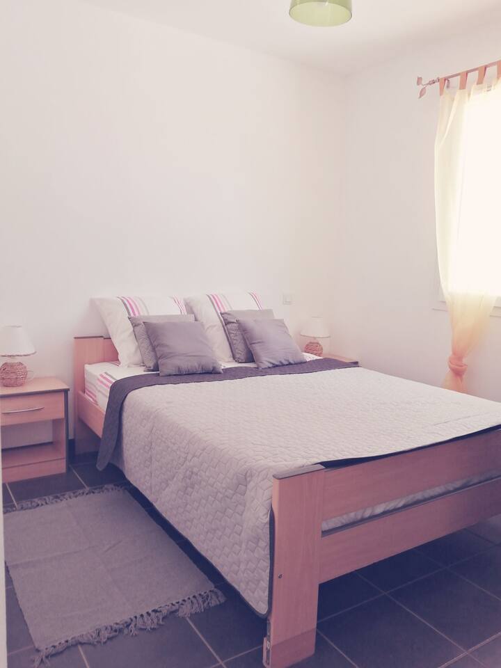Une chambre lit 140 190 avec placard.
