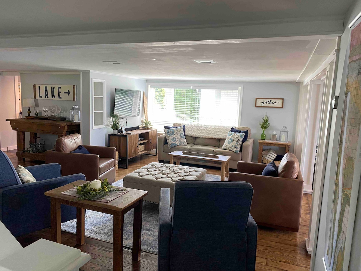 Popular Airbnb listing: Seneca Sunsets: private lakefront, dock, hot tub in Geneva