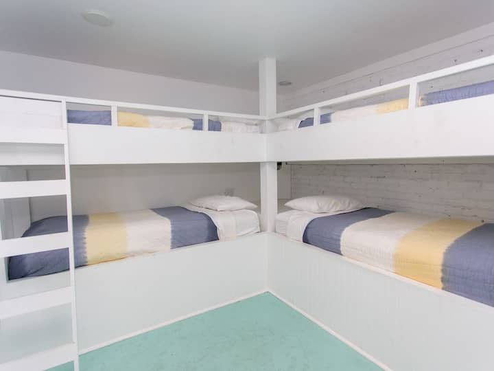 Вградените двуетажни легла допълват последната стая на долния етаж. 