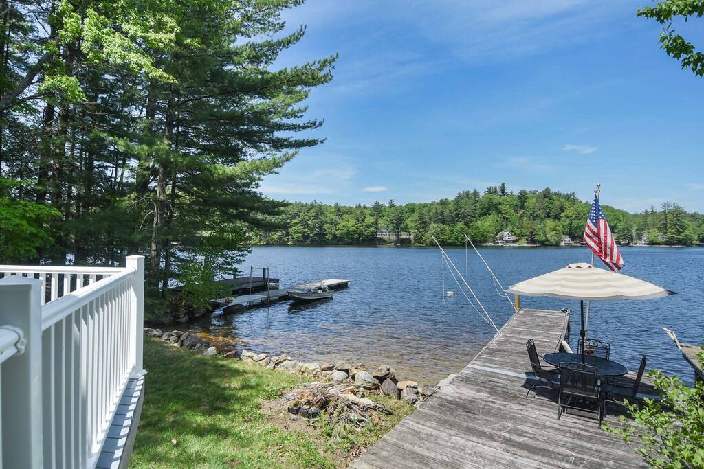 Enjoy sunny lake days at this Horace Lake abode!