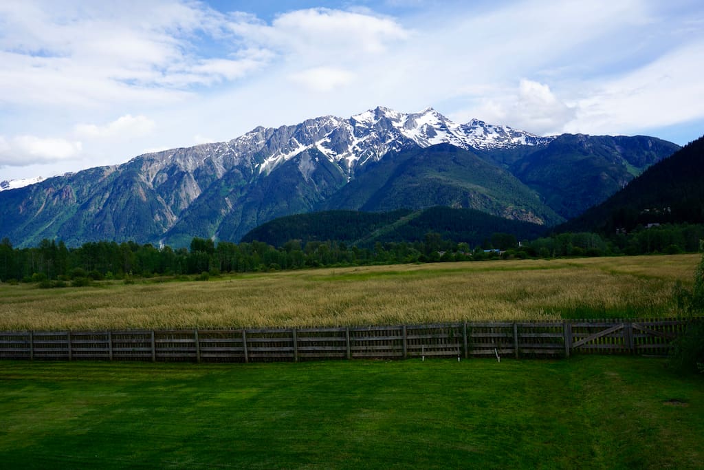 Fabulous mountain views in all directions.