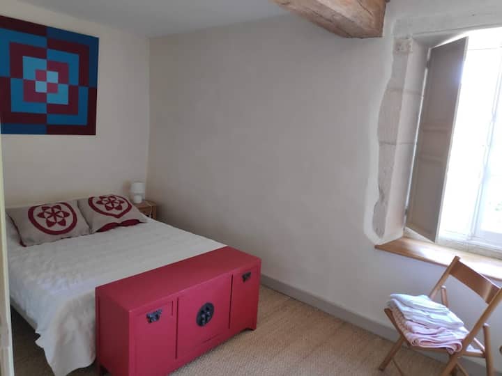 غرفة بسرير مزدوج