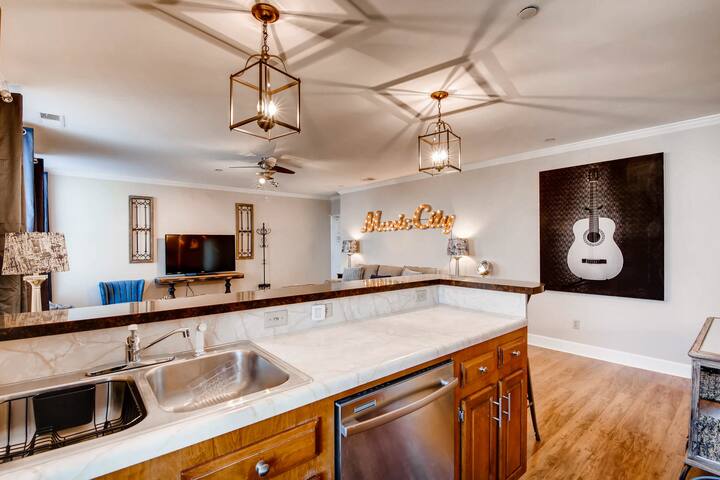 King Beds| WalktoBroad| 2 Bdr | 2 Bath | Pinnacle gallery image 4