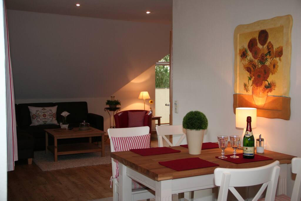 Essbereich und Wohnzimmer