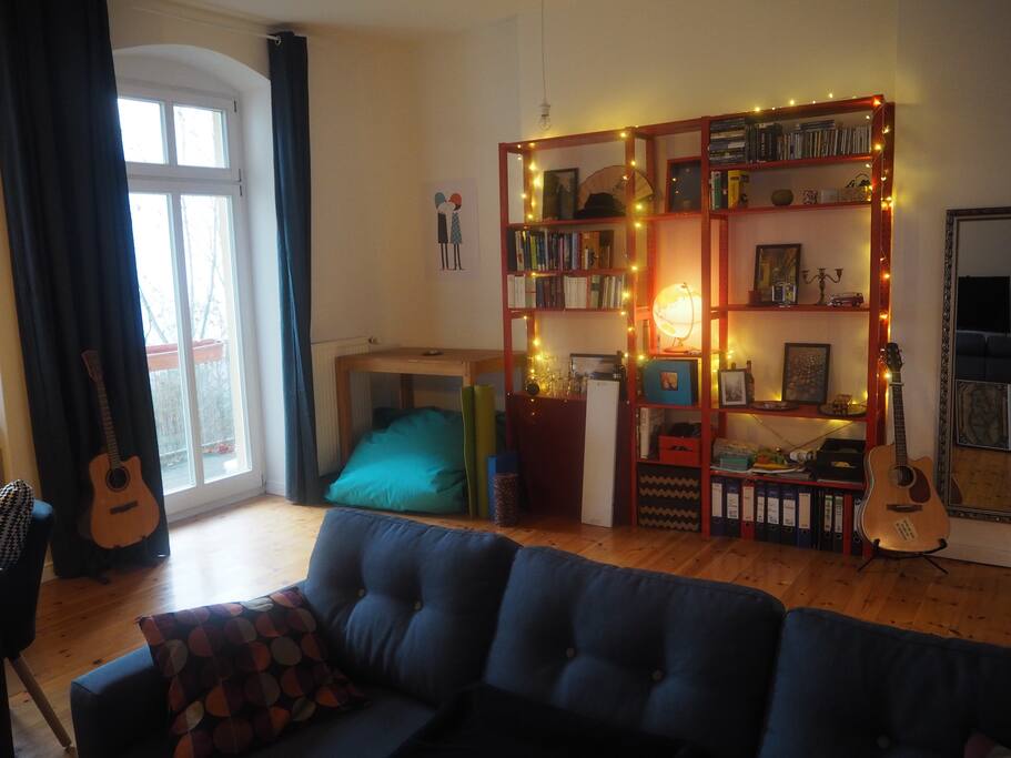 Wohnzimmer mit großem Balkon