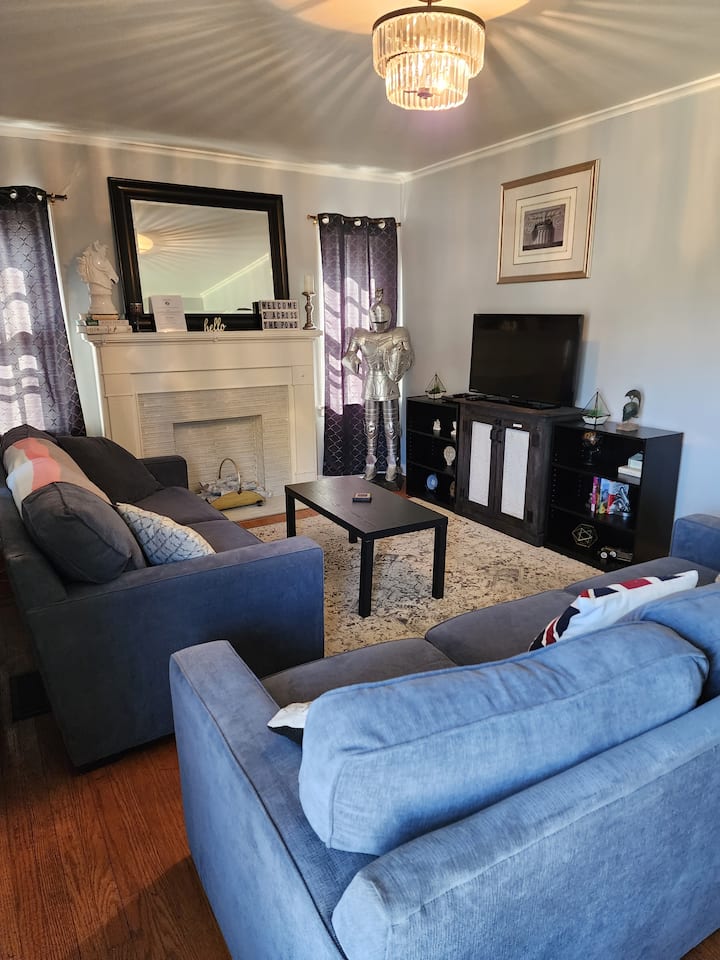 Relájate en la sala de estar de Roma mientras ves televisión y te relajas en estos suaves y cómodos sofás.