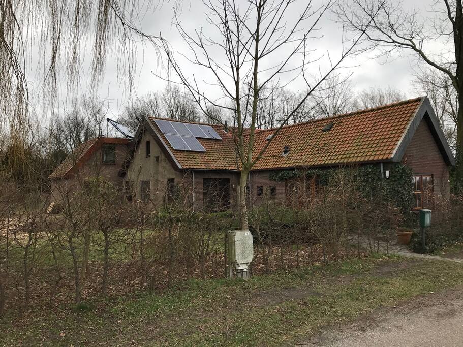 Woning in het buitengebied in de winter.