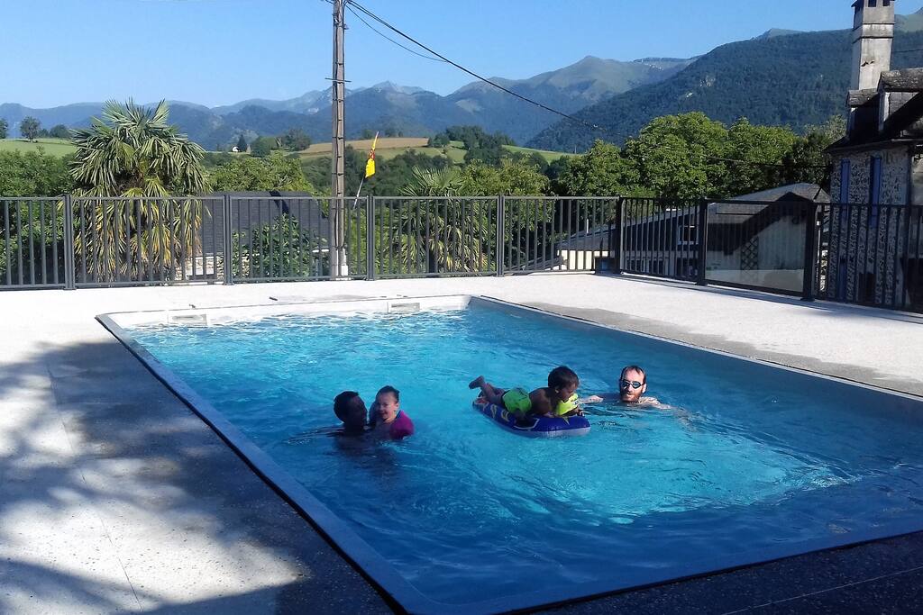 Piscine face aux pyrénées