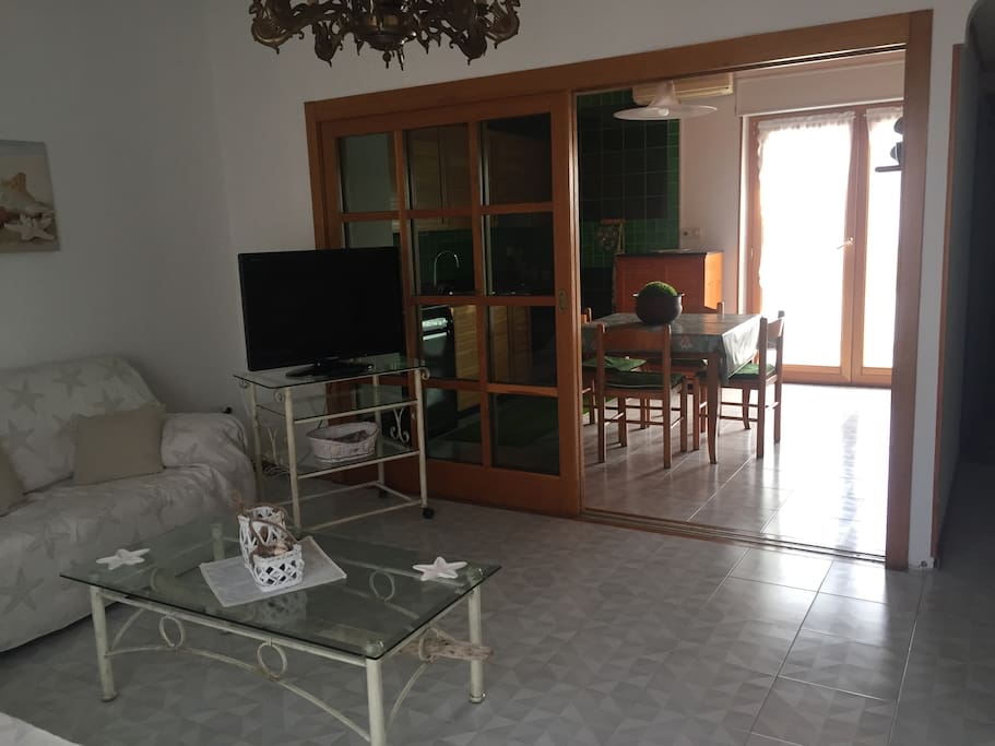 soggiorno /cucina zona pranzo con veranda vista cortile interno