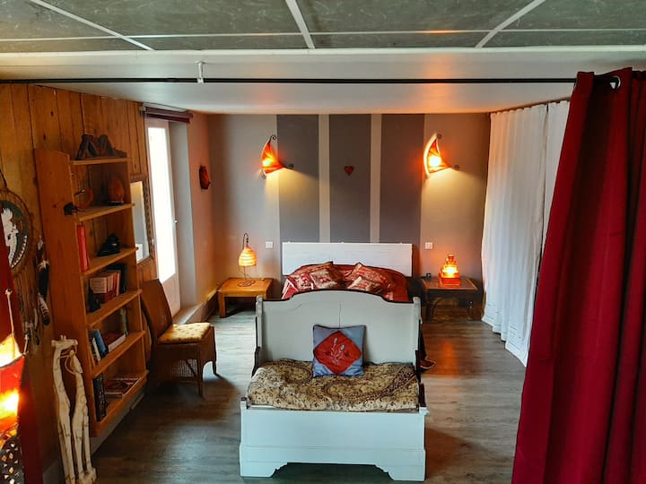 Spálňa 1 manželská posteľ, úložný priestor, šatníková skriňa, knižnica, televízna obrazovka, 1 stolička, uzavretá hrubými závesmi, terasou a prístupom do záhrady.