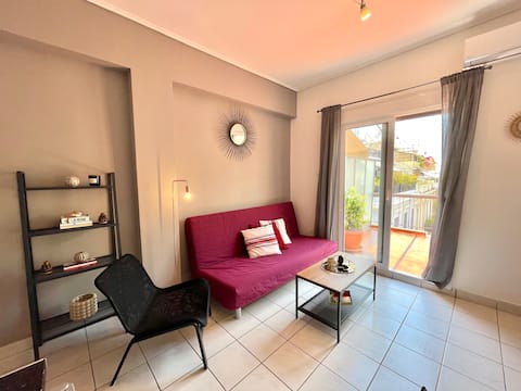 Popular Airbnb listing: Modern Plaka Penthouse with Spacious Terrace in Δήμος Αθηναίων