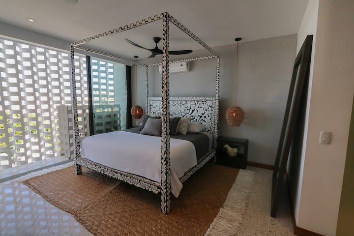 Spálňa pre hostí s ručne maľovanou posteľou od Mary