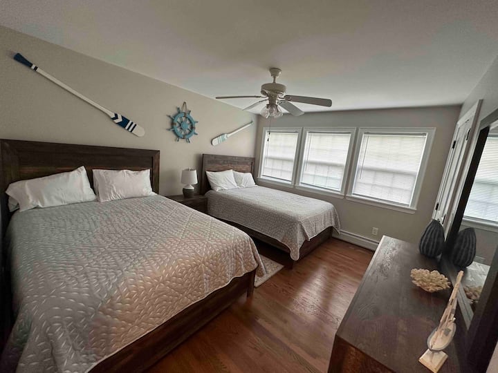 2 - ра спалня с две двойни легла, нови стоари и приемни твърди матраци за възглавници, килер, скрин и вентилатор на тавана