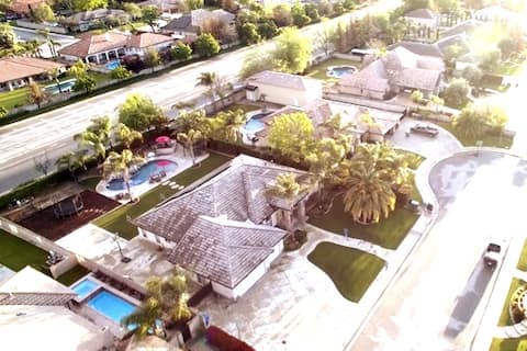 Tropical Paradise-Pool & hot tub/Basketball Court