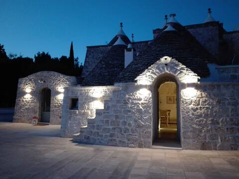 App.ALCOVA immersed in a core of Trulli from the 18th century