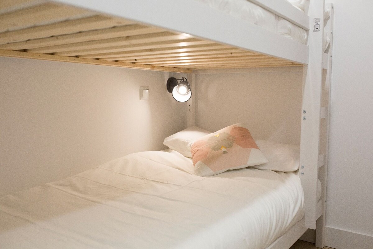 Beneden stapelbed met gloeilamp.