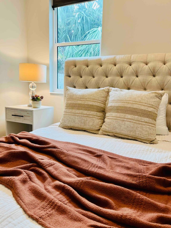 Segundo dormitorio con cama tamaño queen y baño privado