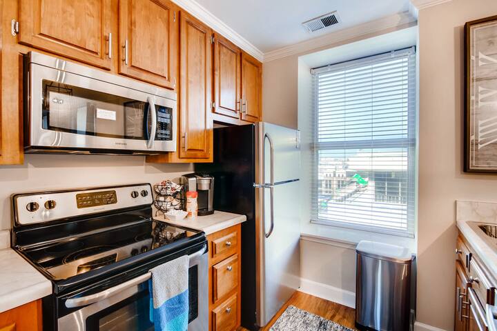 King Beds| WalktoBroad| 2 Bdr | 2 Bath | Pinnacle gallery image 5