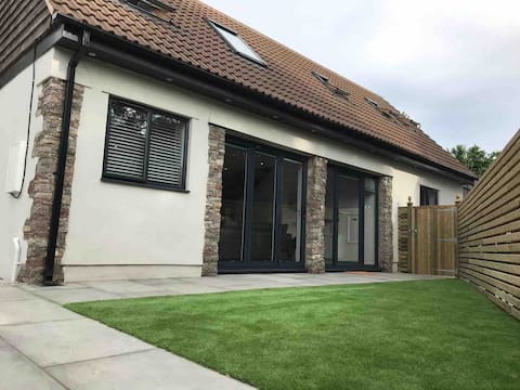 Beautiful cosy rural retreat with parking!