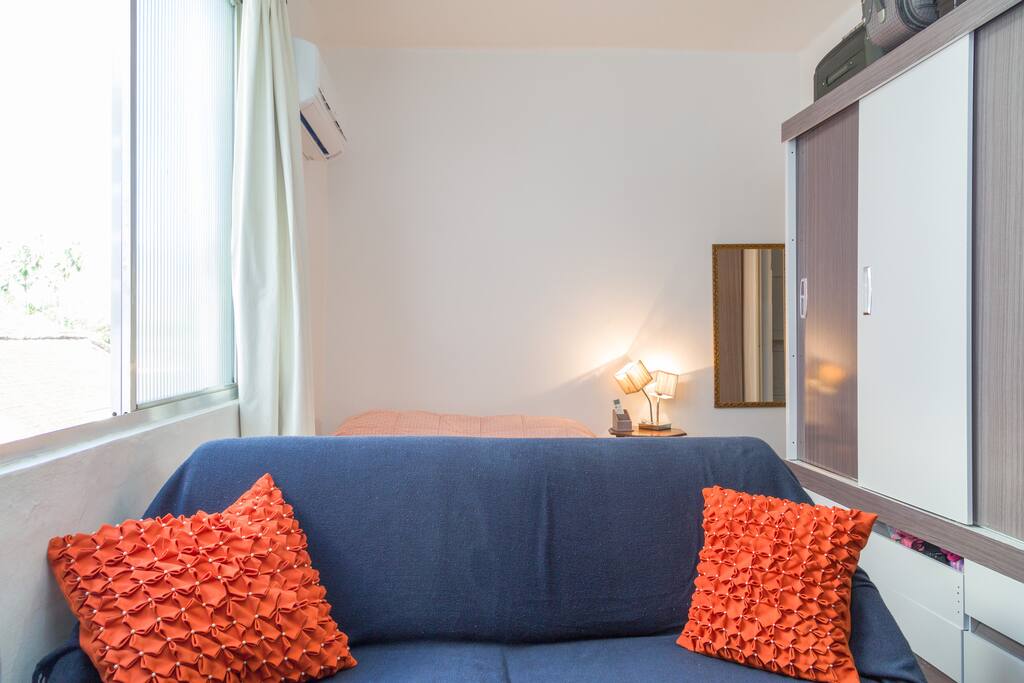 Sofá-cama para uma pessoa.