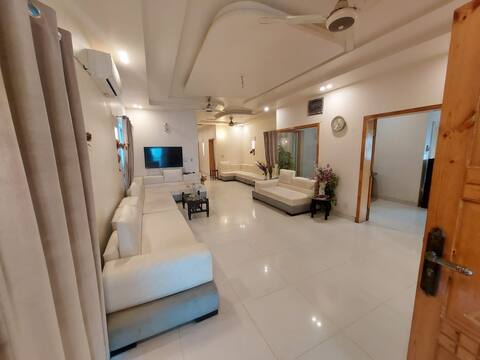 Full furnished 5 bedrooms 4 bath independ. portion