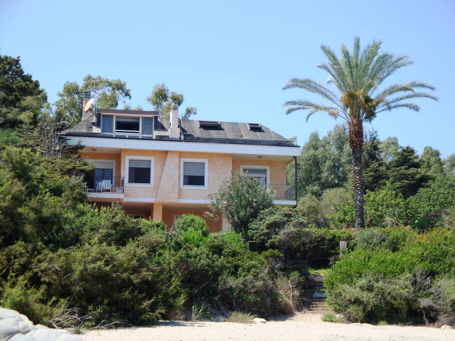 Vista della casa dalla spiaggia con accesso privato - House's view from the beach with private access