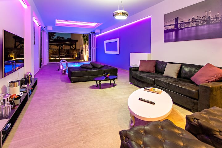 "Du är precis där du behöver vara."  Lounge vid poolen...Där du kan ta en drink och värma upp innan du träffar stadsklubbar. 