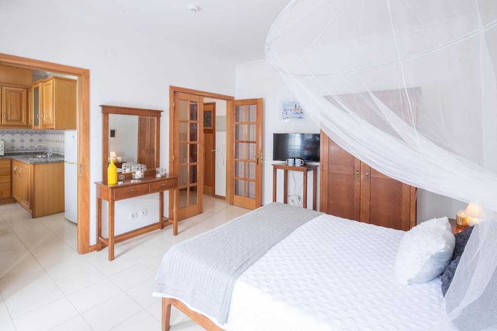 Casa do Quico - cosy studio apartment, with free wifi, cable TV, lots of light and lovely details