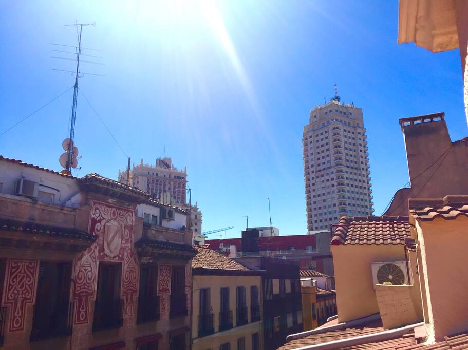 Vista desde las ventanas del apartamento con los 2 rascacielos de Plaza de España ( el edificio España y la Torre Madrid )