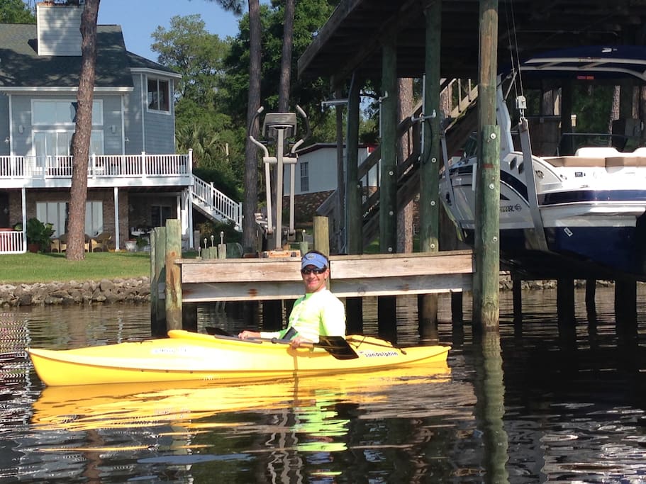 Private Suite on bottom floor. Access to 2 kayaks to explore bayou, for additional fee you can hire me (Licensed Captain) on 25' Chaparral for Destin Harbor cruises, sunset cruises, restaurants by boat, and afternoons to Crab Island....up to 6 people.