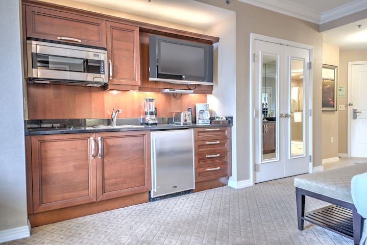 D25T1 MGM  Signature Suite Strip View w/ Balcony